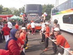Lomba Tarik Bus Jadi Puncak Semarak HUT ke-81 RI di Terminal Kampung Rambutan