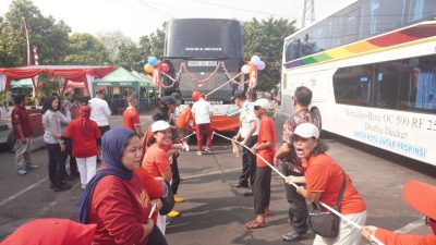 Lomba Tarik Bus Jadi Puncak Semarak HUT ke-81 RI di Terminal Kampung Rambutan